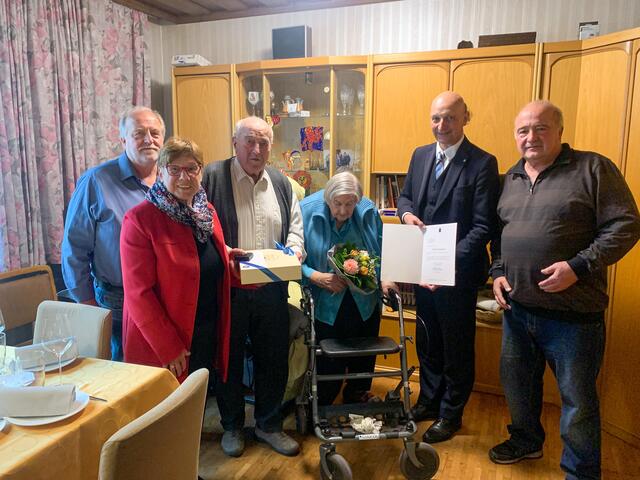 Gottfried Kadlec
Bürgermeisterin Josefa Geiger
Josef Kadlec
Aloisia Kadlec
Bezirkshauptmann Andreas Riemer
Josef Kadlec jun.  | Foto: Marktgemeinde Sieghartskirchen