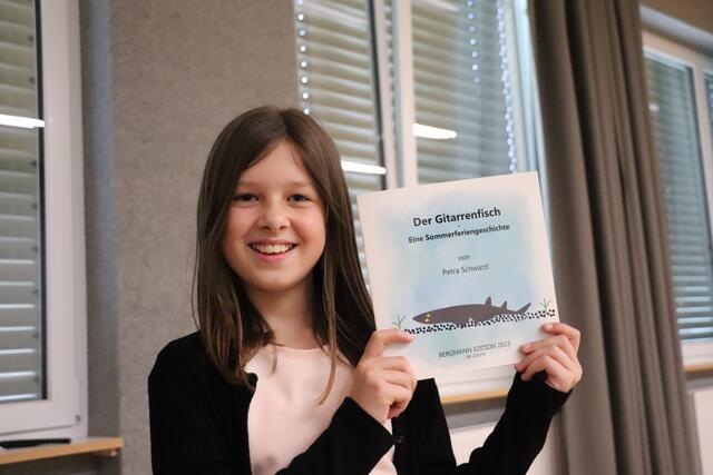 Marie Grabner besucht die 4. Klasse der VS Gössendorf und nimmt Gitarrenunterricht bei Petra Schwarzl. Die 10jährige ist auch eine talentierte Zeichnerin, sie illustrierte das Buch.