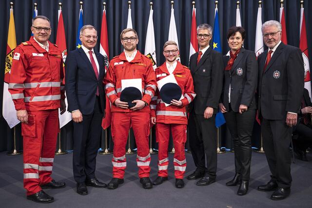 Landesrettungskommandant Reinhard Schmidt, Landeshauptmann Thomas Stelzer, die beiden frisch angelobten Rotkreuz-Offiziere Michael Hofer und Christoph Peneder, Bezirksrettungskommandant Stephan Schönberger, Bezirksstellenleiterin Barbara Spöck sowie der Präsident des OÖ. Roten Kreuzes, Walter Aichinger bei der Verleihungsfeier im Steinernen Saal des Landhauses (v. li.). | Foto: Land OÖ./Max Mayrhofer
