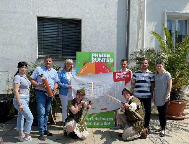 untere Reihe (v. l.) Vivian Bauer (ÖGB-Landesjugendsekretärin), Andreas Holzer (ÖGB-
Regionalsekretär Eisenstadt/Mattersburg); obere Reihe (v. l.) Caroline Kolonovits (ÖGB-
Landesfrauensekretärin), Andreas Rotpuller (ÖGB-Landessekretär), Elisabeth Böhm (LAbg. und Bgm. der Stadtgemeinde Neusiedl/See), Dieter Langecker (ÖGB LO Bgld.), Johann Tesarek (ÖGB
Regionalsekretär Neusiedl am See), Birgit Kutrovatz (ÖGB LO Bgld.) | Foto: ÖGB Landesorganisation Burgenland