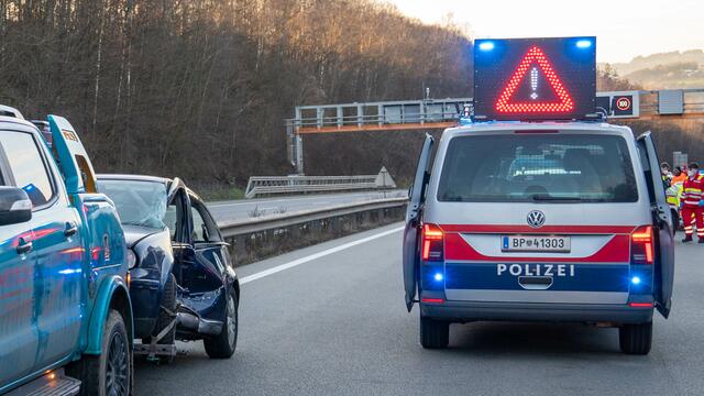Der geklaute Golf der Polizistin musste anschließend in die Schrottpresse. | Foto: TEAM FOTOKERSCHI.AT / SCHARTNER