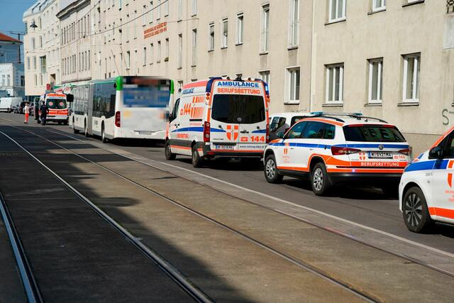 Vor Ort waren mehrere Teams der Berufsrettung, der Johanniter sowie des Samariterbundes. Alle verletzten Personen wurden notfallmedizinisch versorgt und in verschiedene Spitäler gebracht.  | Foto: Berufsrettung Wien