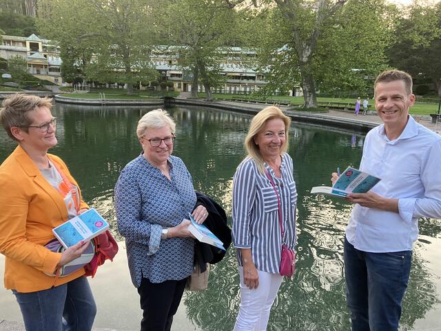 Signierstündchen mit Norbert Ruhrhofer am lauschigen grünen Becken. Die Krimifans standen Schlange. | Foto: Stockmann
