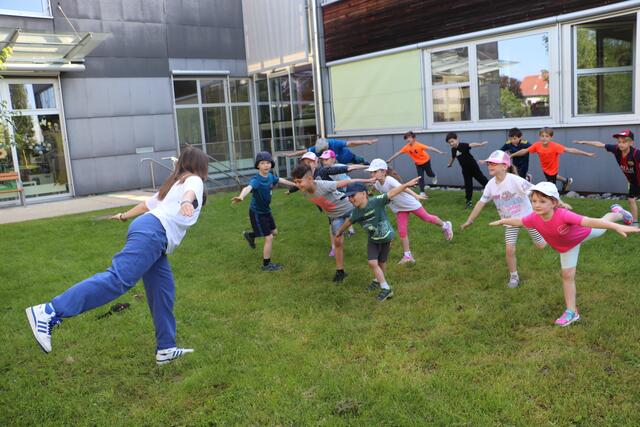 Katja Kaspar vom ATG zeigt vor, wie man mit dem Körper einen Flieger macht. Den Kids machte das Mitturnen Spaß. | Foto: Edith Ertl