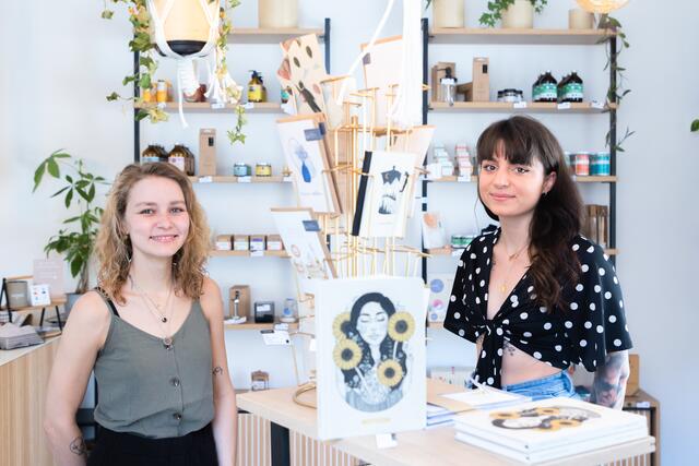 "Nachhaltigkeit muss nicht drastisch sein", sind Katharina Muhr und Marlene Sophia Znopp (v.l.) überzeugt. Das wollen beide auch mit ihrem Geschäft samt Online-Shop "Minimali" zeigen. | Foto: Konstantinov