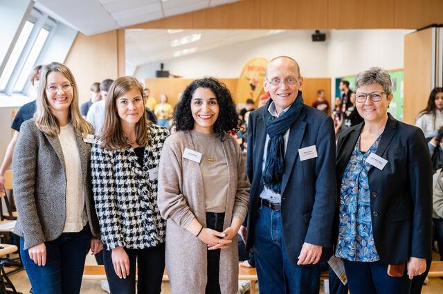 Viele Gäste besuchten die Jugendgesundheitskonferenz am Alsergrund v.l.n.r.: Katrin Friesenbichler (WiG-Gesundheitsreferentin und Projektleiterin „Jugendgesundheitskonferenz“), Anna Milian (Bezirksrätin Alsergrund/SPÖ), Saya Ahmad (Bezirksvorsteherin Alsergrund/SPÖ), Dennis Beck (Geschäftsführer der Wiener Gesundheitsförderung – WiG) sowie Anna Maria Rapp (Direktorin Offene Mittelschule mit Schwerpunkt Informatik - OMSi Glasergasse). | Foto: WiG / Klaus Ranger