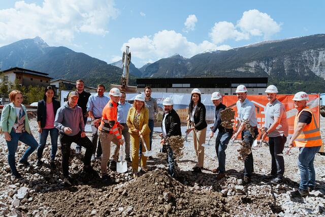 Dr. Paula Stecher (Stadtwerke Schwarz), GF Marcel Huber (SYNCRAFT), Bgm. Victoria Weber, DI Josef Rappl (JR Architektur), Martin Lengauer-Stockner, Andreas Mayr (Lengauer-Stockner Holzbau), Matthias Glaab, Anto Marijic  | Foto: SYNCRAFT