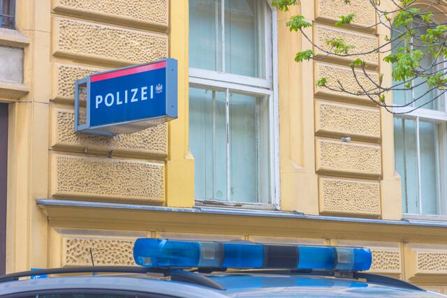 Polizei konnte drei Personen ausforschen, sie werden verdächtigt einige Einbruchdiebstähle begangen zu haben. (Symbolfoto) | Foto: stock.adobe.com/at/Aron M - Austria