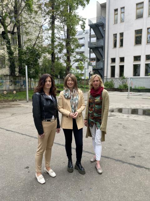 V.l.nr.: Direktorin der Volksschule Susanne Kasche-de Martin, Silvia Jankovic (Bezirksvorsteherin), Direktorin der Neuen Mittelschule Maria Gerhold  | Foto: BV05