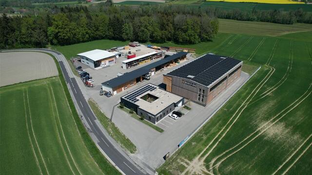 Huber Bau in Eberschwang: Riesige Photovoltaik-Anlage ermöglicht autarken Betrieb - Ried