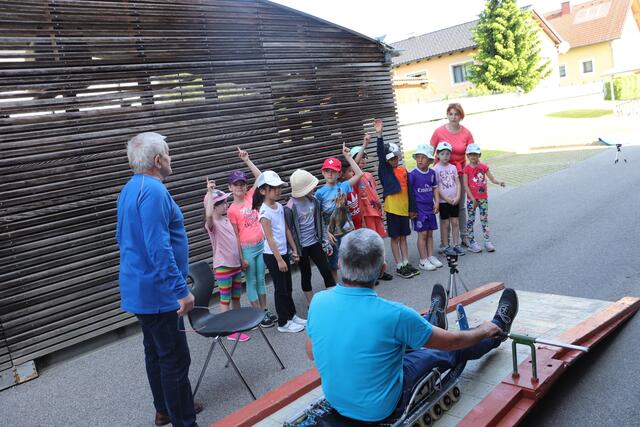Rodeln hat das Zeug zum Ganzjahressport. Gerhard Kleinhofer/Präsident vom Steir. Rodelverband zeigte den Kindern mit seinem Team das Rodeln auf Rollen. Am 8. Juni finden die österreichischen Meisterschaften im Rodeln auf Rollen am Grazer Schloßberg statt.  | Foto: Edith Ertl