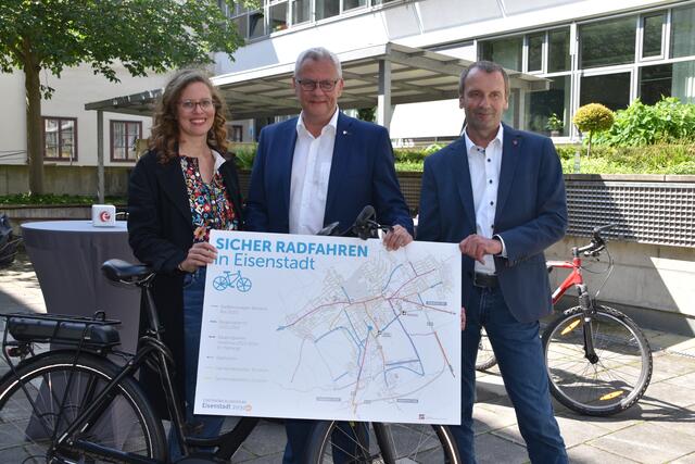 (v.l.) Grünen-Klubobfrau Anja Haider-Wallner, Bürgermeister Thomas Steiner und Umweltgemeinderat Gerald Hicke. | Foto: Stefan Schneider
