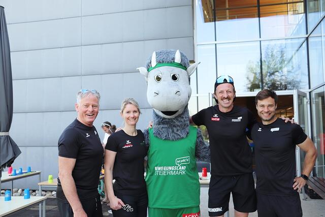 Arne Öhlknecht (li) mit Maskottchen Sumi und dem Team von Bewegungsland Steiermark. | Foto: Edith Ertl