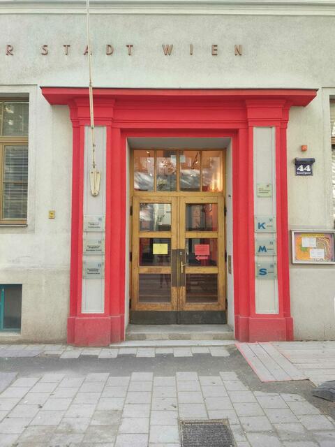 Die Volks- und Neue Mittelschule in der Gassergasse bekommen einen neu sanierten Schulhof. Die Bauarbeiten starten Ende Mai. | Foto: Patricia Kornfeld