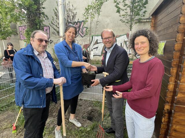 Gerhard Zatlokal (li.) wohnte der Eröffnungsfeier bei und setzte mit seinem Nachfolger Dietmar Baurecht (2.v.re.) auch ein Pflänzchen ein. | Foto: Patricia Hillinger