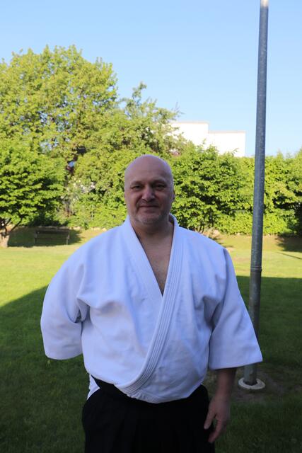 Valentin Lasnik zeigte die japanische Kampfkunst Aikido. Man nimmt die Energie und führt sie wieder zurück in weichen Bewegungen, ohne jemanden zu verletzen, erklärt der Dan-Meister.  | Foto: Edith Ertl