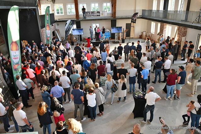 Gäste bei der Baustellenbesichtigung des Restaurants Taurum in der alten Versteigerungshalle. | Foto: Erwin Pramhofer