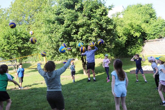 Bälle sind nicht nur zum Kicken da. Markus-Matthias Günther/sportl. Leiter und Trainer UVC Graz ließ die Bälle fliegen. Österreichweit ist der Volleyballverein beim Nachwuchs gut aufgestellt und holte sich im Vorjahr vier Titel in der U18 und U20.  | Foto: Edith Ertl