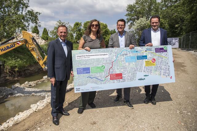 V.l.: Gerald Bischof, Ulli Sima, Jürgen Czernohorszky und Norbert Totschnig sind begeistert vom Fortschritt am Liesingbach.  | Foto: BV 23 /Genitheim