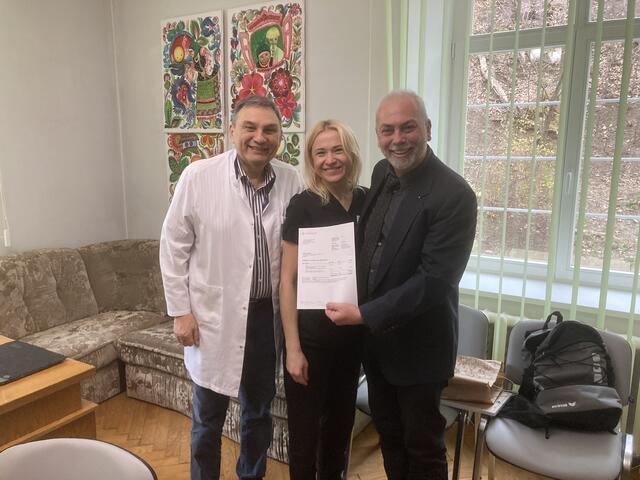 Klaus Samhaber (r.) mit der Leiterin der Augenabteilung des Lemberger Kinderspitals Natalia Gudyma sowie Spitalsleiter Dmytro Kvit. | Foto: Samhaber