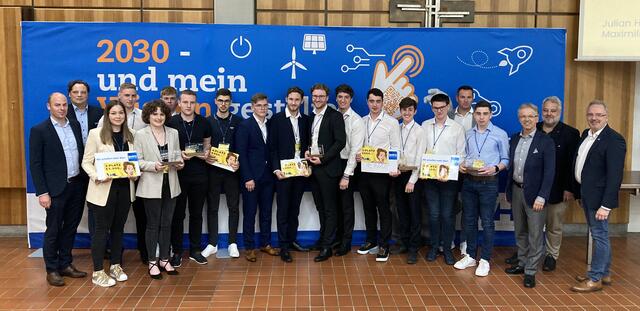 Alle Preisträger des 4. Friend Award mit den Jurymitgliedern an der HTL Vöcklabruck.  | Foto: Hans-Joerg Mattes