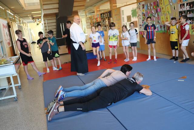 Da gehört eine Portion Mut dazu. VS-Dir. Kerstin Kreisler und Arne Öhlknecht ließen die Kinder über ihre Körper springen oder Rollen schlagen.  | Foto: Edith Ertl