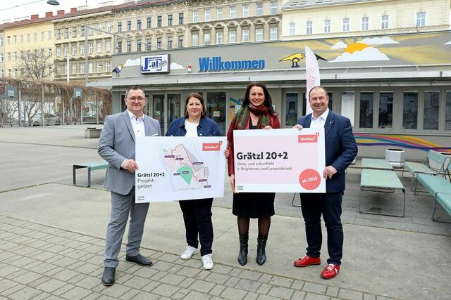 Im März wurde das Programm "WieNeu+" im 2. und 20. Bezirk gestartet. v. l.: Brigittenauer Bezirkschef Hannes Derfler (SPÖ), Vizebürgermeisterin und Wohnbaustadträtin Kathrin Gaál (SPÖ), Gemeinderätin Selma Arapovic (Neos) und Leopoldstädter Bezirkschef Alexander Nikolai (SPÖ).
 
 | Foto: PID/Martin Votava