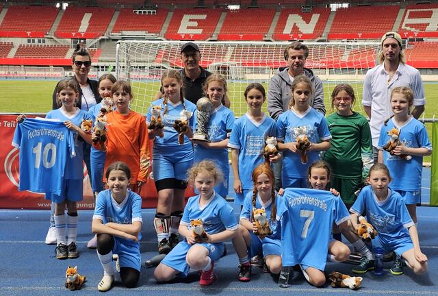Zweiter Platz für die Mädls der GTVS Rosa Jochmann im Ernst-Happel-Stadion. | Foto: GTVS Rosa Jochmann