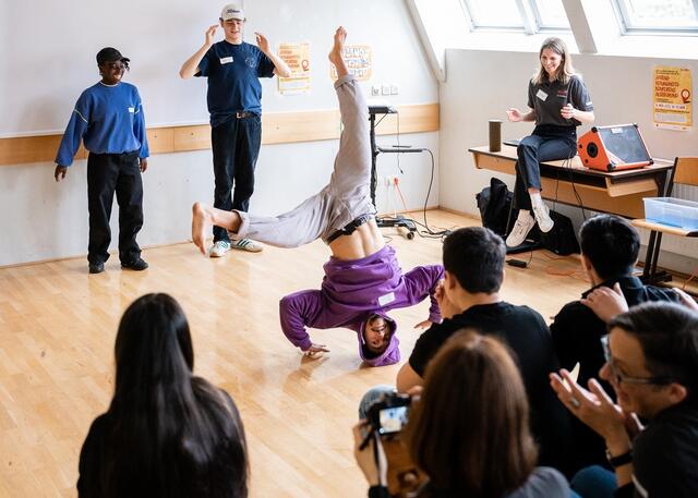 Mit einer Breakdance-Aufführung begeisterten die Jugendlichen das Publikum bei der Jugendgesundheitskonferenz in Alsergrund. | Foto: WiG / Klaus Ranger