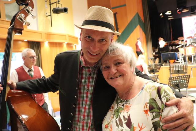 Eine Zeitlang war Martin Gollob auch Chorleiter vom Leykam-Chor - im Bild mit Obfrau Vera Lehrhofer. | Foto: Edith Ertl