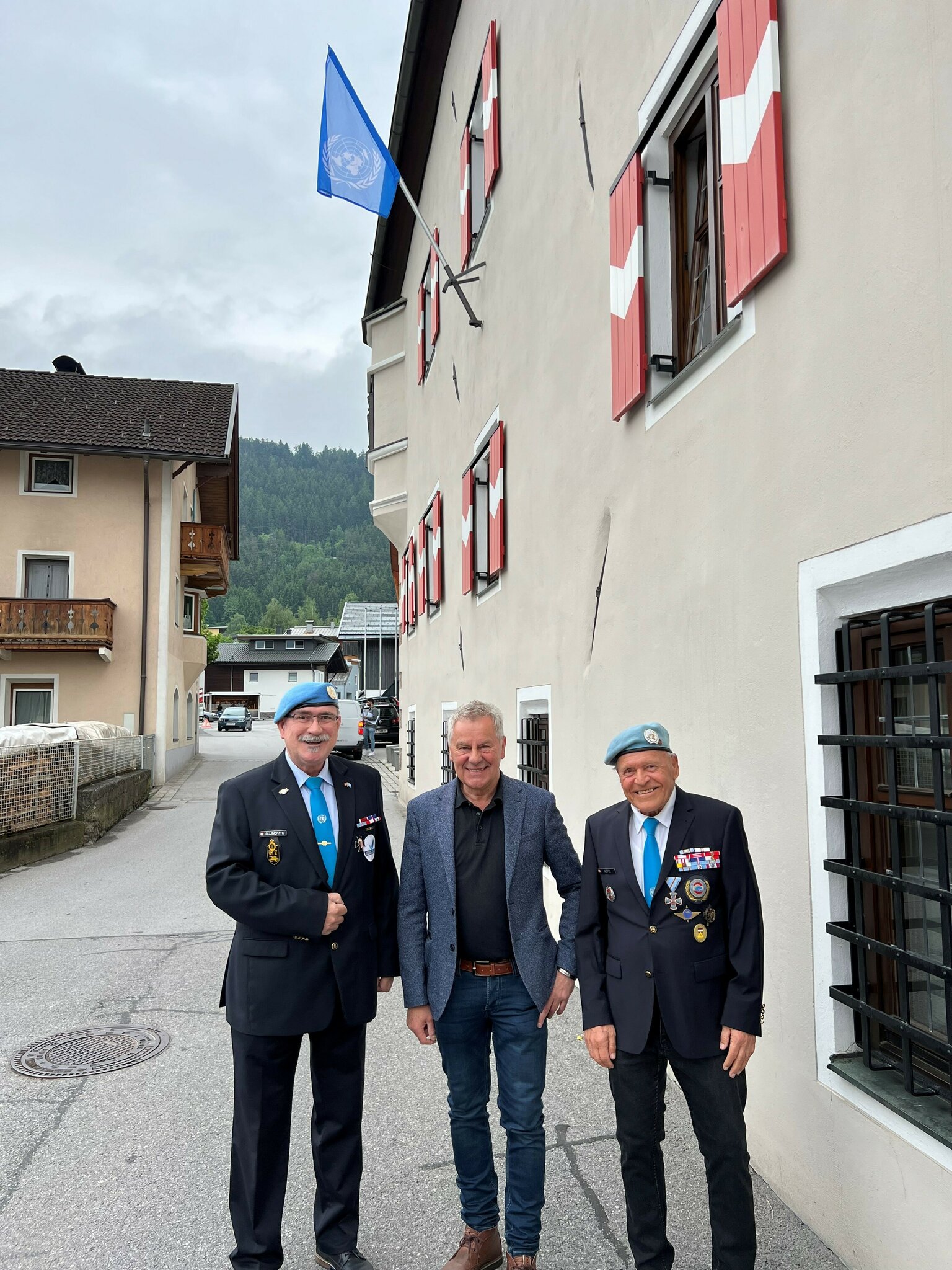 Flagge gezeigt Marktgemeinde Völs ehrte die UNBlauhelme Westliches