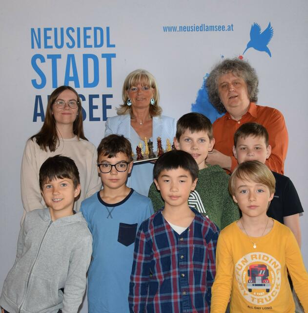 Marc Lahl, Laurenz Aicher, Miller Ni, Jona Grems-Pirker, Jan Plank, Stepanenko Volodymyr und Leo Aichmaier (nicht im Bild) fahren zum Schulschach-Bundesfinale nach Graz. | Foto: Stadtgemeinde Neusiedl am See