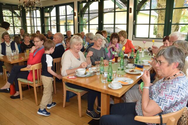 Es wurde geplauscht und geschmaust im Landgasthaus Pacher.  | Foto: Seniorenbund Obervellach