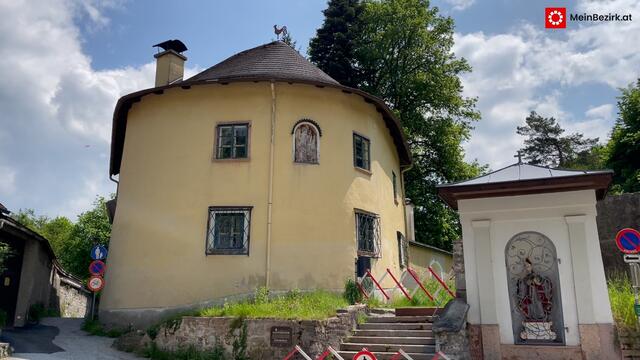 Einige Bauteile des ehemaligen Klosters sind erhalten geblieben. Die Treppe führt zu den Gymnasien.  | Foto: Thomas Fuchs