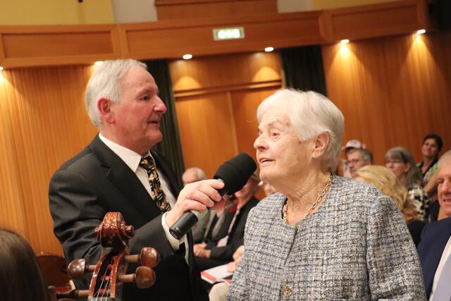 Karlheinz Pöschl im Gespräch mit einer der ersten Schülerinnen der Musikschule Gratkorn Herma Fekonja | Foto: Edith Ertl
