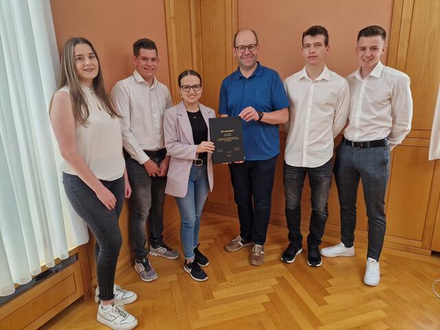 Julia Hirmann, Nico Wieser (Kirchschlagl), Lena Marie Schöck, Bgm. Thomas Heissenberger, Florian Vollnhofer und Dominik Kronaus bei der Übergabe der Diplomarbeit am Gemeindeamt Hochneukirchen-Gschaidt. | Foto: Carina Binder
