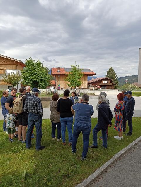 Spannende Informationen gab es bei der Ausstellungsführung von Sabine Sladky-Meraner von der Grünen Schule der Universität Innsbruck. | Foto: KEM Westliches Mittelgebirge