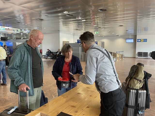 Die letzten Infos vor dem Abflug nach Kos. | Foto: BezirksBlätter