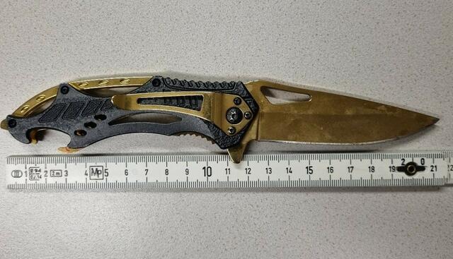 Dem Türsteher gelang es, das Messer an sich zu reißen, dabei wurde er leicht an der Hand verletzt. | Foto: LPD Wien
