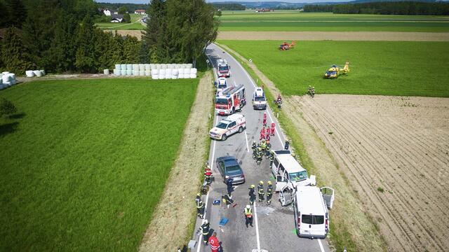 Aus noch unbekannten Gründen kollidierten ein Kleinbus und ein Kleintransporter in Weng im Innkreis. | Foto: Pressefoto Scharinger/Daniel Scharinger