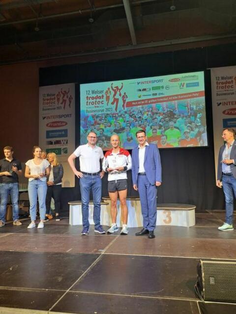 Igor Sandrk bei der Siegerehrung in Wels. Der 42-jährige Tischler benötigte für fünf Kilometer 16:56 Minuten. | Foto: Sandrk