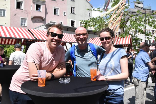 Nicolaus Niedrist, GR Dieter Schirak und GR Monika Bucher-Innerebner genossen die Stimmung am Fest. | Foto: Kendlbacher