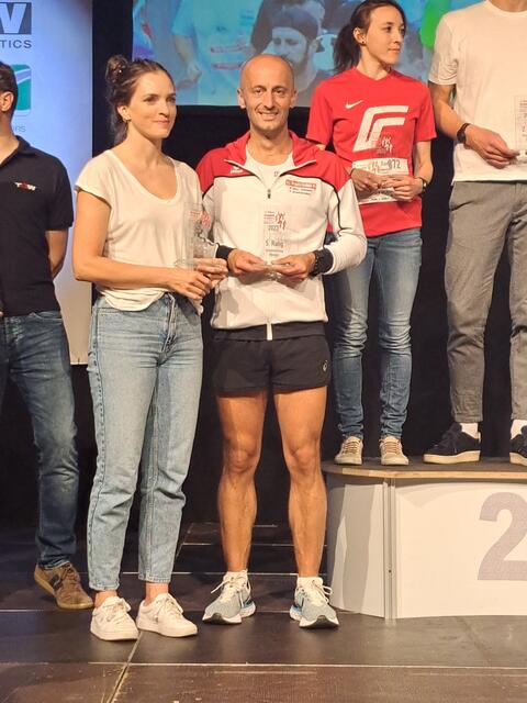Sandrk bei der Siegerehrung mit einer Läuferin in Wels. | Foto: Sandrk