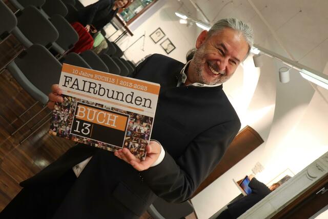 Eschenauer mit BUCH13-Festschrift „FAIRbunden“ | Foto: Julia Jank