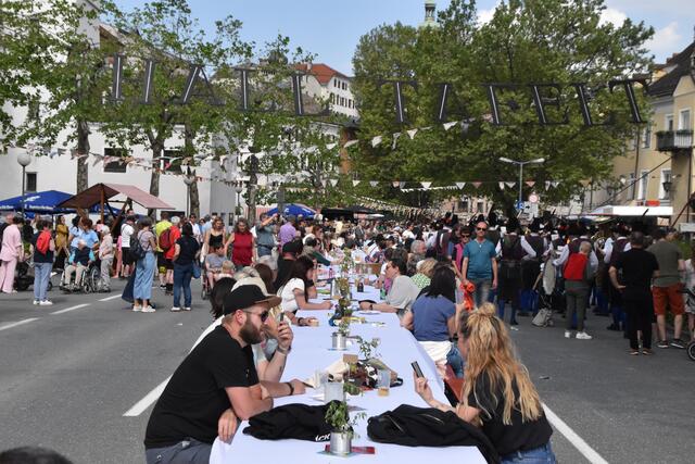 Am vergangenen Samstag wurde in der Stadt Hall am Unteren Stadtplatz feierlich getafelt und gefeiert.  | Foto: Kendlbacher