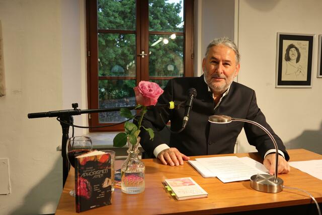 Gerald Eschenauer präsentiert „Aphorismen atmen“ | Foto: Julia Jank