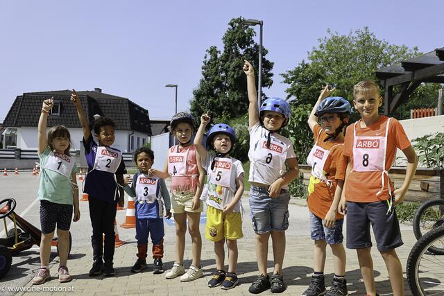Die strahlenden Sieger. Celine, Tobenna, Luis, Saskia, Emanuel, Elias, Lukas, Stefan v.l.n.r. | Foto: cinemotion OG - Robert Ivanek