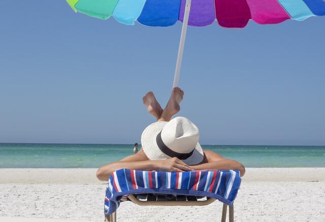 Trotz Sonnenschirm kommt man am Strand leicht ins Schwitzen. Es fehlt die Begrünung, die die Luft abkühlt. | Foto: Pixabay