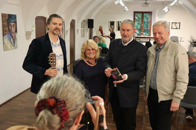 Vukašin Mišković, Kulturreferentin Gerda Sandriesser, Gerald Eschenauer &amp; Arno Rußegger (v. l. n. r.) | Foto: Julia Jank