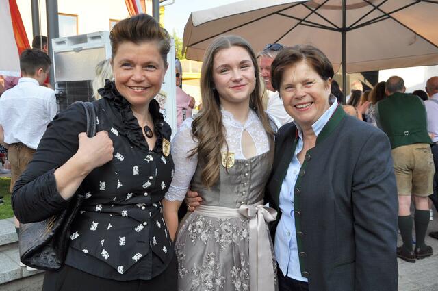 Schmiedemeisterin Petra Fladnitzer-Tatschl mit Tochter Marie Sophie und Hildegard Fladnitzer